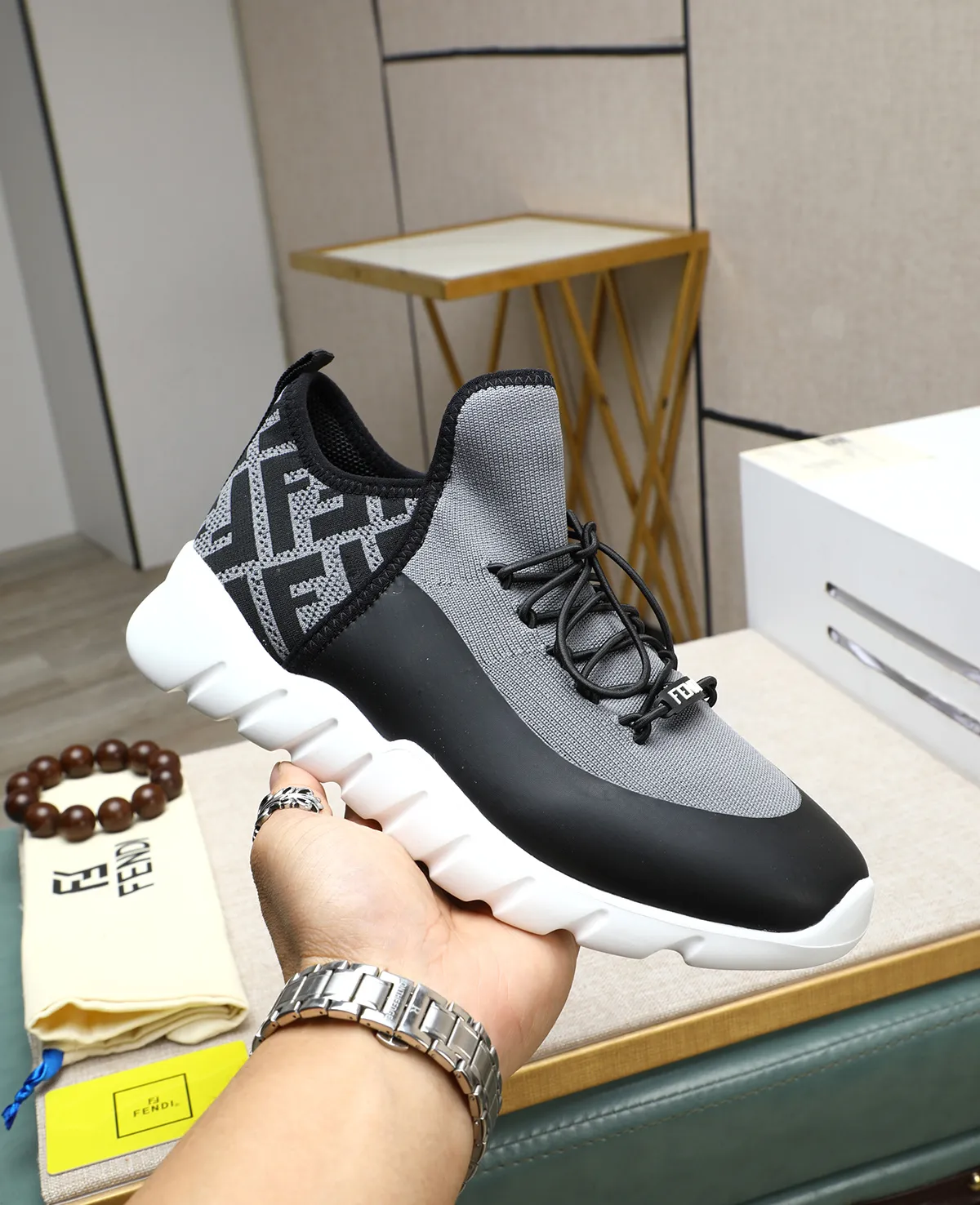 Men's Men's Shoes 💰700 Fendi Fendi's latest Tag series of men's casual mesh sports running shoes, originally purchased and developed, this Tag sports shoe is a one-leg sneaker, made of black high-tech mesh material with gray neoprene details. Oversized FENDI lettering on the side and translucent rubber details. Light and flexible rubber running shoe soles, beautifully packaged at the delivery counter, customized breathable lining, original molded foam rubber outsole, sole thickness: 3.5CM! Size: 39-44 (customized at 38.45.46)